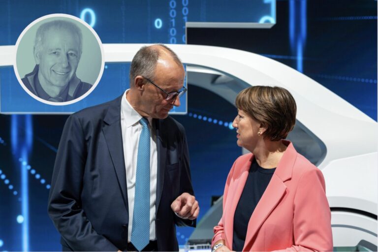 Links ist Bundeskanzler Friedrich Merz (CDU), und er beugt sich zu der Präsidentin des Verbands der Automobilindustrie, Hildegard Müller, herunter und spricht mir ihr – vielleicht dämmert ihm, daß die Automobilindustrie nur mit E-Auto und Verbrennerverbot den Bach runtergeht wie Bosch?
