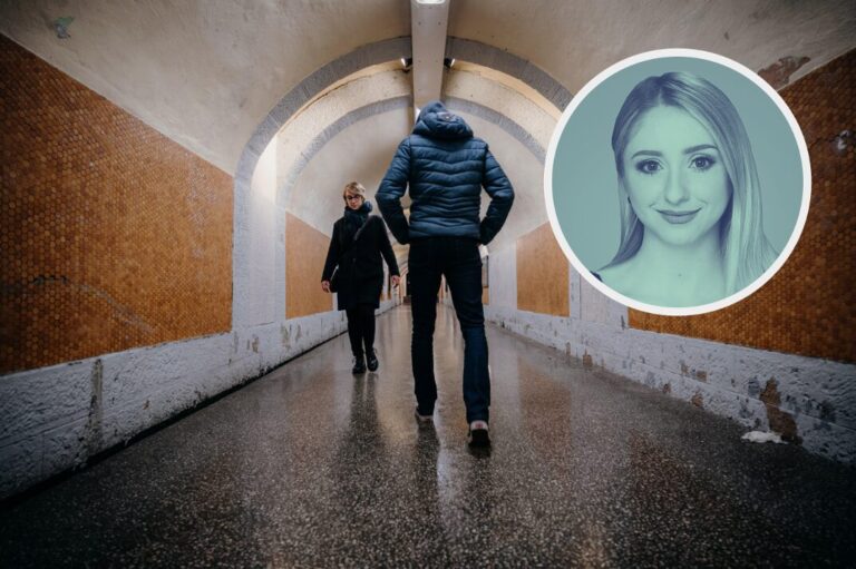 Ein Mann lauert einer Frau in einem U-Bahn-Tunnel auf (Symbolbild): Vorsicht ist für Frauen besser als Nachsicht