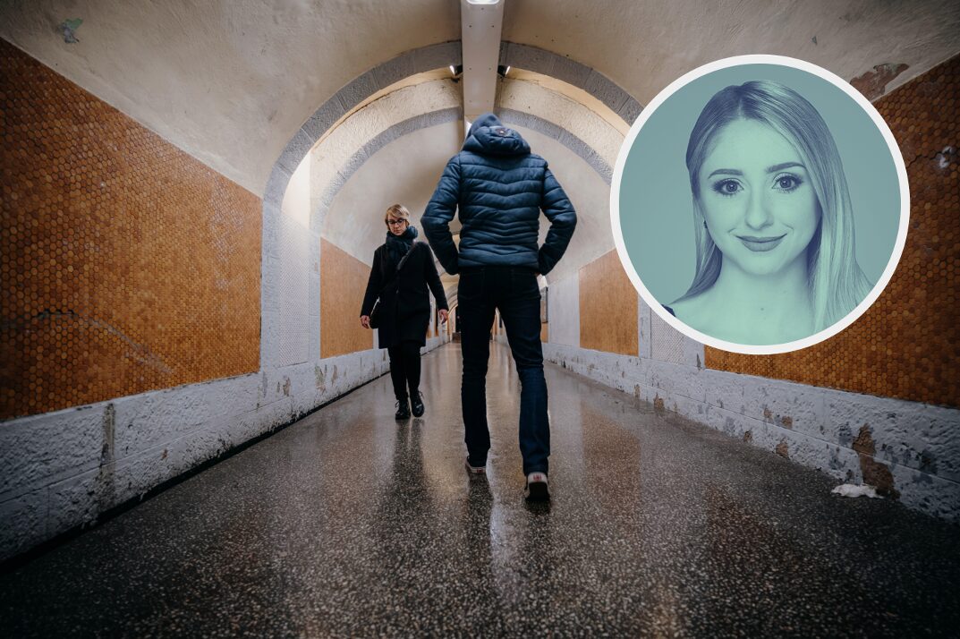 Ein Mann lauert einer Frau in einem U-Bahn-Tunnel auf (Symbolbild): Vorsicht ist für Frauen besser als Nachsicht