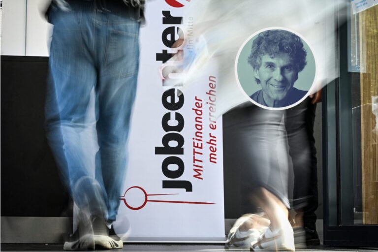 Verschwommene Beine eines Menschen gehen durch eine Tür eines Jobcenters in Berlin-Mitte – Symbol für die überbordenden Sozialleistungen Deutschlands