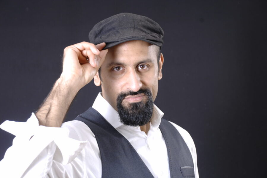 Influencer Feroz Khan, der sich für einen offenen Diskurs einsetzt