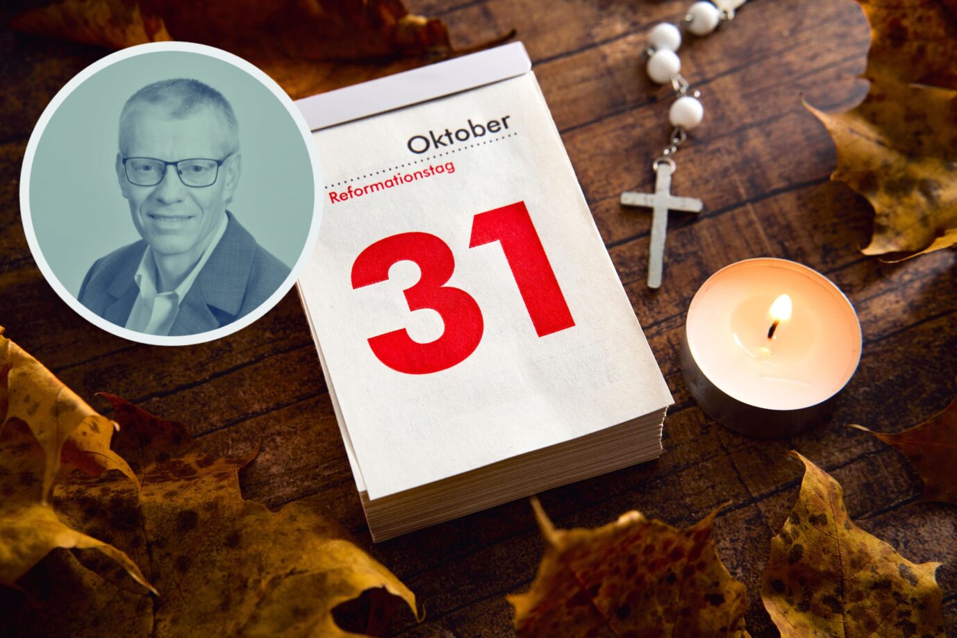 Kalenderblatt vom 31. Oktober mit Kreuz und Kerzen. Der Reformationstag ist ein erhaltenswerter Feiertag.