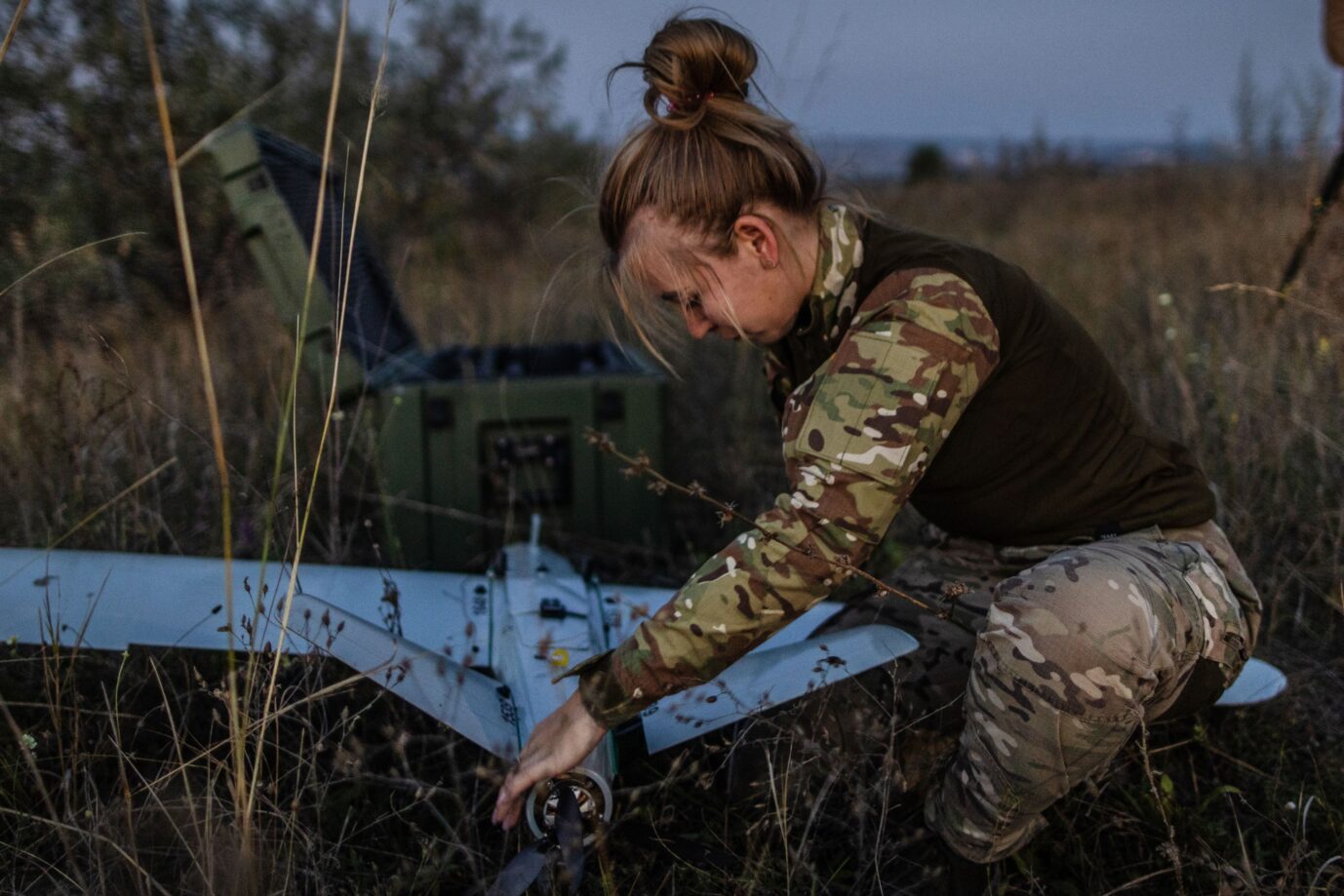 Das Bild zeigt eine Soldatin in der Ukraine. Dort kämpfen viele Frauen.