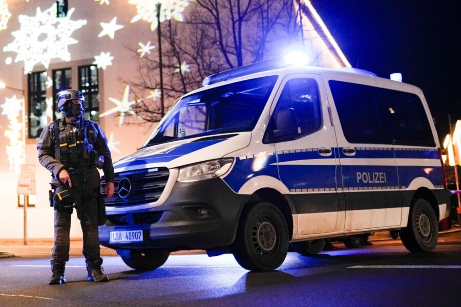 Das Bild zeigt einen bewaffneten Polizisten kurz nach dem Attentat von Magdeburg.