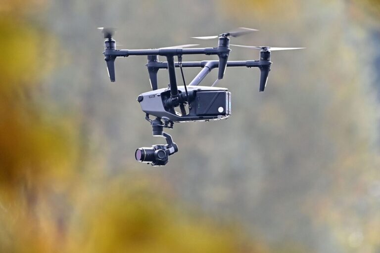Das Bild zeigt eine fliegende Drohne. Die CDU und die SPD werfen der AfD Kreml-Spionage vor.