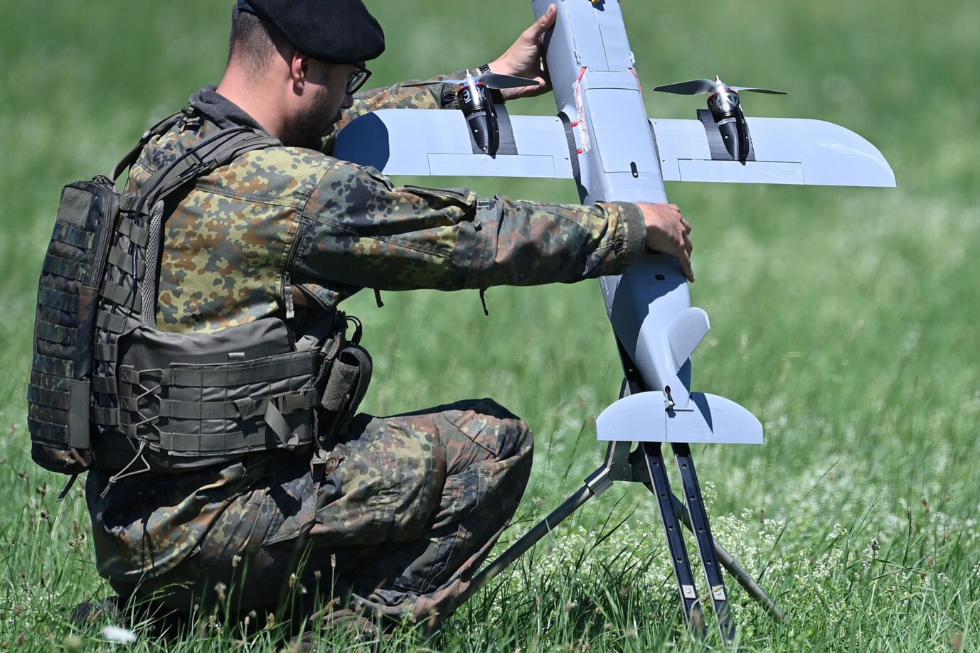 Das Bild zeigt einen Bundeswehrsoldaten, der mit einer Drohne eine Übung durchführt.
