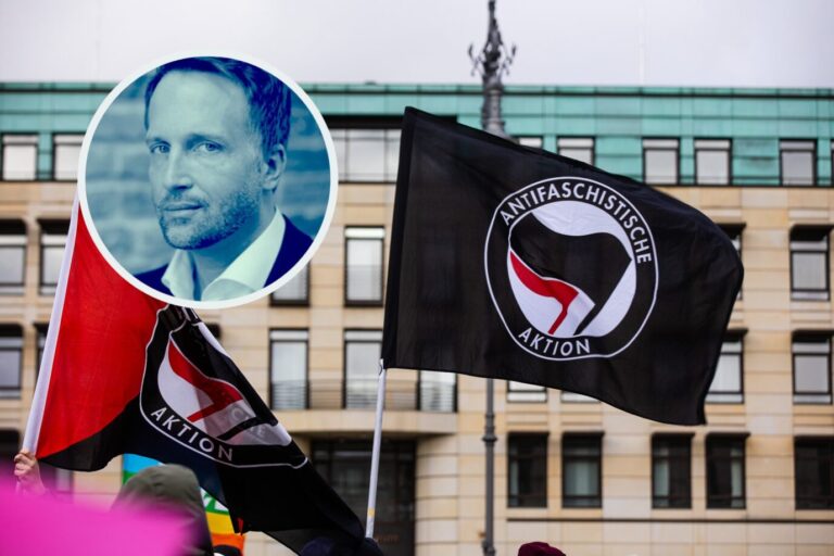 Eine Antifa-Flagge bei einem Protestzug in Berlin: Die dezentrale Struktur der linksextremen Bewegung stellt keine Hürde für das Verbot dar. (Themenbild/Collage)