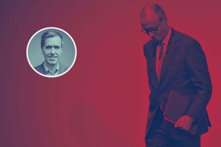 Friedrich Merz geht nachdenklich vor rotem Hintergrund, links oben im Kreis das Porträt von JF-Chefredakteur Dieter Stein; Symbolbild zum Kommentar über die CDU und ihre Brandmauer-Debatte. Friedrich Merz in Heilbronn: Die Union baut weiter an ihrer Brandmauer. Foto: Kirill Singer/JF; verw. Bild: picture alliance/dpa | Jan-Philipp Strobel
