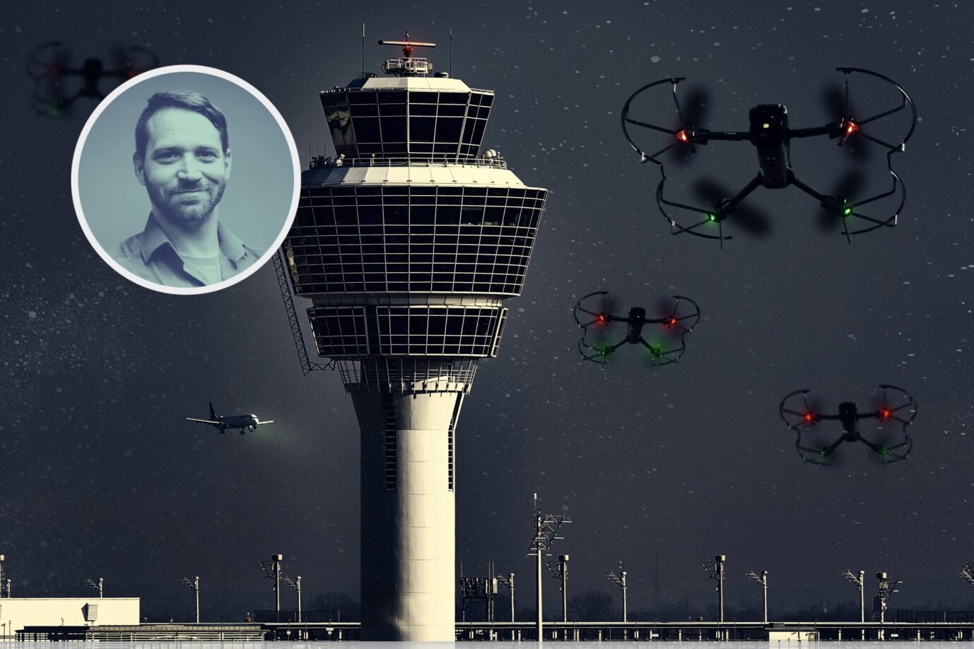 FOTOMONTAGE, Am Abend des 3. Oktober wurden am Flughafen München Franz-Josef-Strauß erneut Drohnen gesichtet und der Flugverkehr eingestellt. Tower vom Flughafen bei Nacht mit mehreren Drohnen