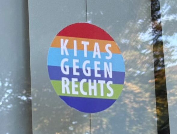 Ein Leser wandte sich an die JF, nachdem er die Aktion auf dem Fenster einer Kita in Bremen entdeckt hatte. Foto: zVg