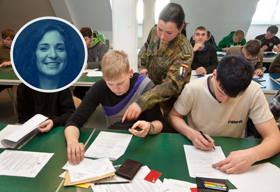 Wenn Schule kriegstüchtig werden soll: Schüler füllen Personalbögen der Bundeswehr aus: Das wird bald wieder Normalität (Archivbild).