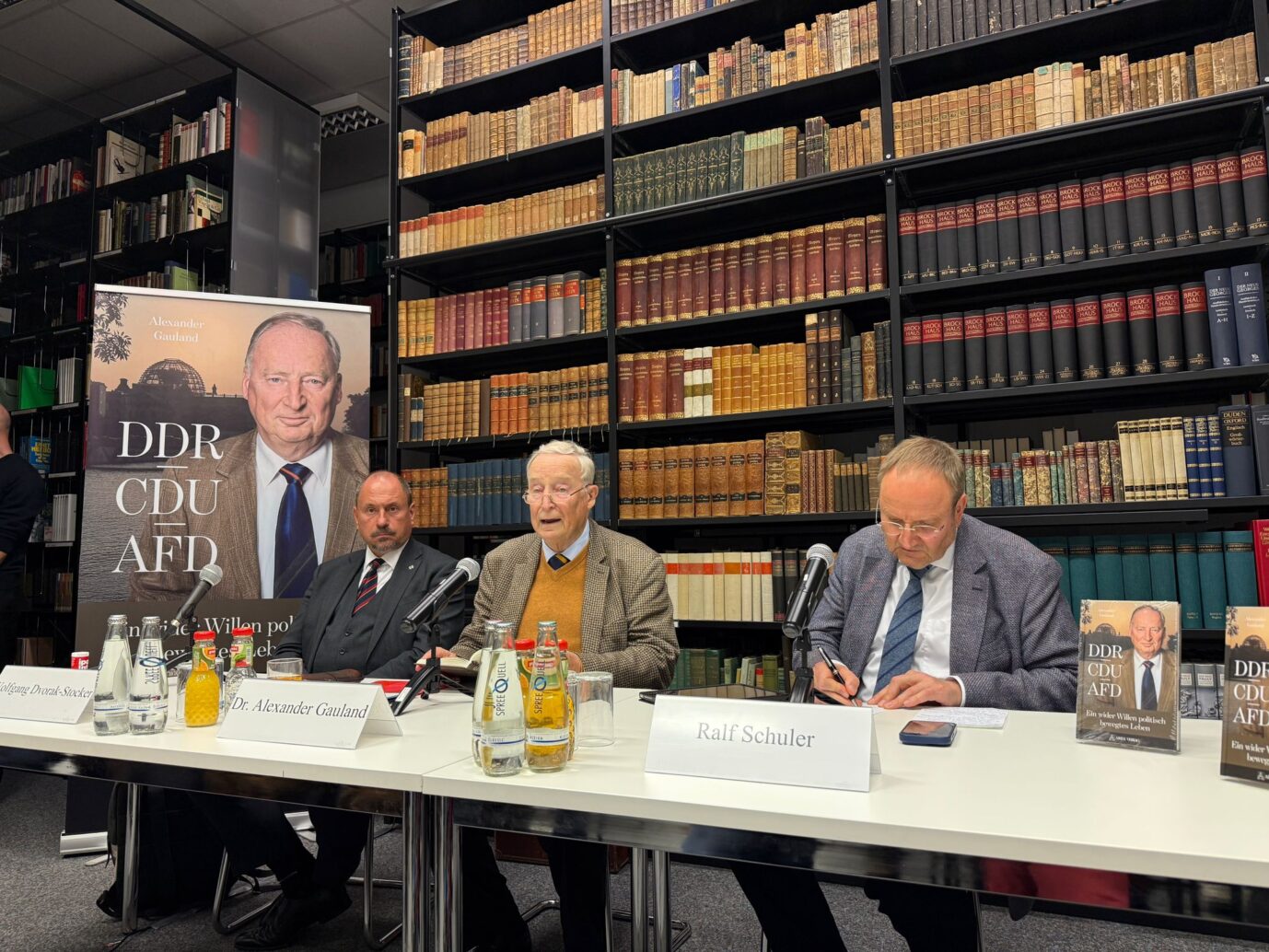 Verleger Wolfgang Dvorak-Stocker, AfD-Ehrenvorsitzender Alexander Gauland, Nius-Politikchef Ralf Schuler (v.l.n.r.) in der Bibliothek des Konservatismus.
