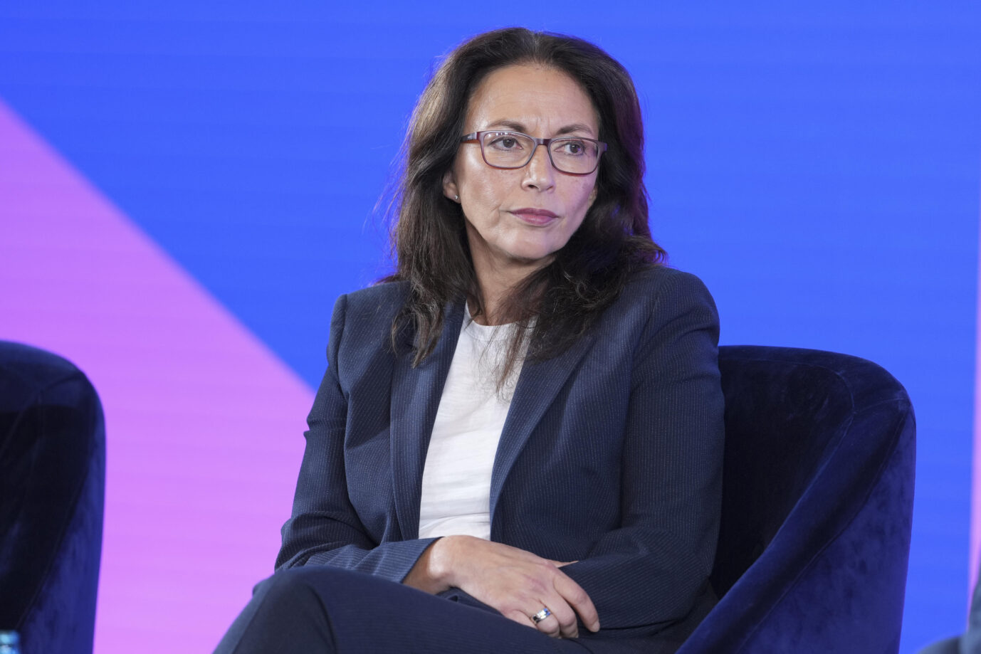 Das Bild zeigt DGB-Chefin Yasmin Fahimi. Sie kritisiert die Bundesregierung wegen des Bürgergelds und droht mit Streiks.
