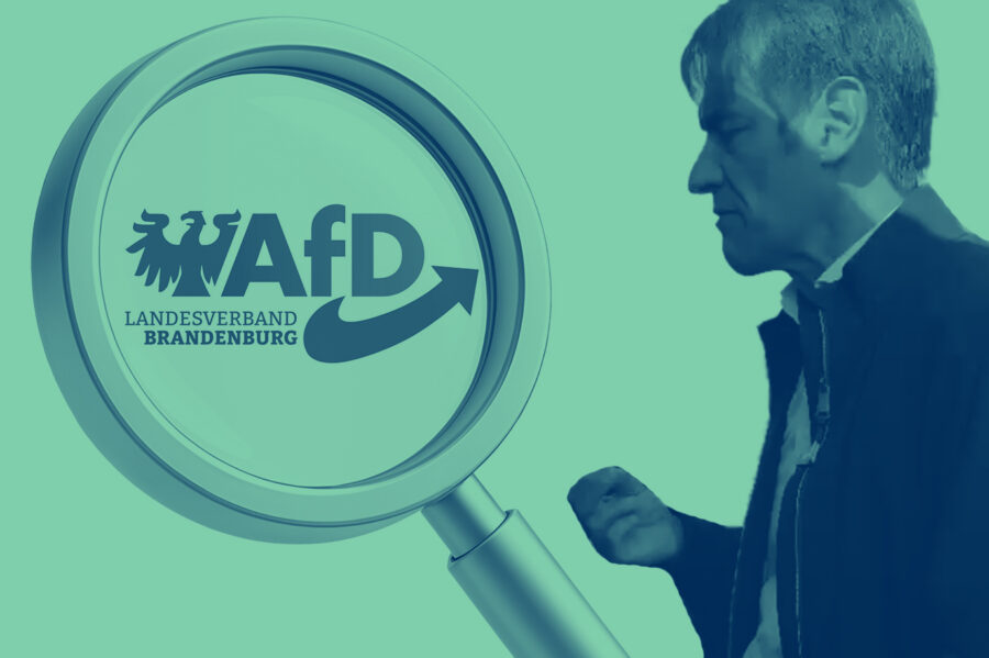 Links ist der AfD-Bundestagsabgeordnete Götz Frömming und gestikuliert, daneben ist das Logo der AfD-Fraktion Brandenburg, welches mit einer Lupe untersucht wird – Symbolbild für den Verfassungsschutz. Was als harmlose Bürgerfrage am Stand des Verfassungsschutzes beginnt, endet in einer lautstarken politischen Auseinandersetzung: Denn als ein Brandenburger Verfassungsschützer erfährt, daß er einem AfD-Bundestagsabgeordneten spricht, reagiert er aggressiv und wird ausfällig. Mit Video.