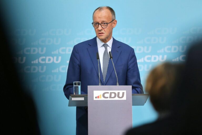 Bundeskanzler Friedrich Merz steht an einem Rednerpult mit CDU-Logo und spricht bei einer Pressekonferenz in Berlin; er kündigt an, an der Abgrenzung zur AfD festzuhalten und das Stadtbild-Thema nicht zurückzunehmen. Friedrich Merz bei der Pressekonferenz in Berlin: Der Kanzler schließt jede Zusammenarbeit mit der AfD aus und verteidigt seine Aussagen zum Stadtbild. Foto: IMAGO / dts Nachrichtenagentur