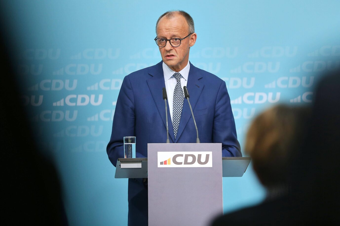 Bundeskanzler Friedrich Merz steht an einem Rednerpult mit CDU-Logo und spricht bei einer Pressekonferenz in Berlin; er kündigt an, an der Abgrenzung zur AfD festzuhalten und das Stadtbild-Thema nicht zurückzunehmen. Friedrich Merz bei der Pressekonferenz in Berlin: Der Kanzler schließt jede Zusammenarbeit mit der AfD aus und verteidigt seine Aussagen zum Stadtbild. Foto: IMAGO / dts Nachrichtenagentur