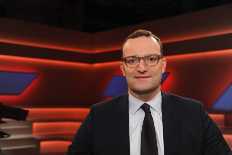 Unions-Fraktionschef Jens Spahn schaut etwas irre in die Kamera, im Hintergrund ist das Studio von Maischberger zu sehen – in der vergangenen Sendung geht es um die Rente