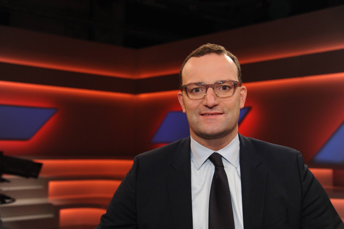 Unions-Fraktionschef Jens Spahn schaut etwas irre in die Kamera, im Hintergrund ist das Studio von Maischberger zu sehen – in der vergangenen Sendung geht es um die Rente