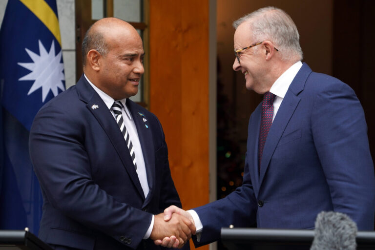Naurus Präsident David Adeang (l.) mit Australiens Premier Anthony Albanese, die einen Deal zur Abschiebung krimineller Migranten gemacht haben.