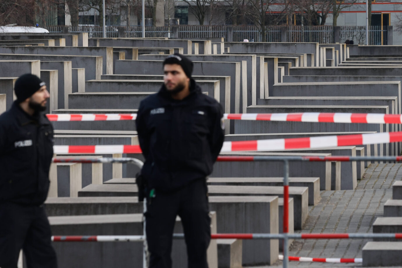 Am abgesperrten Holocaust-Denkmal in Berlin stehen Polizisten – zuvor hatte ein syrischer Attentäter und IS-Anhänger einen Mann mit einem Messer angegriffen