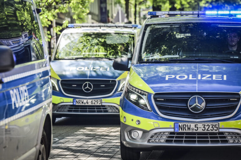 Fahrzeuge der Polizei in NRW stehen an eine Tatort – Symbolbild für den Messerangriff auf die SPD-Politikerin Iris Stalzer (SPD)