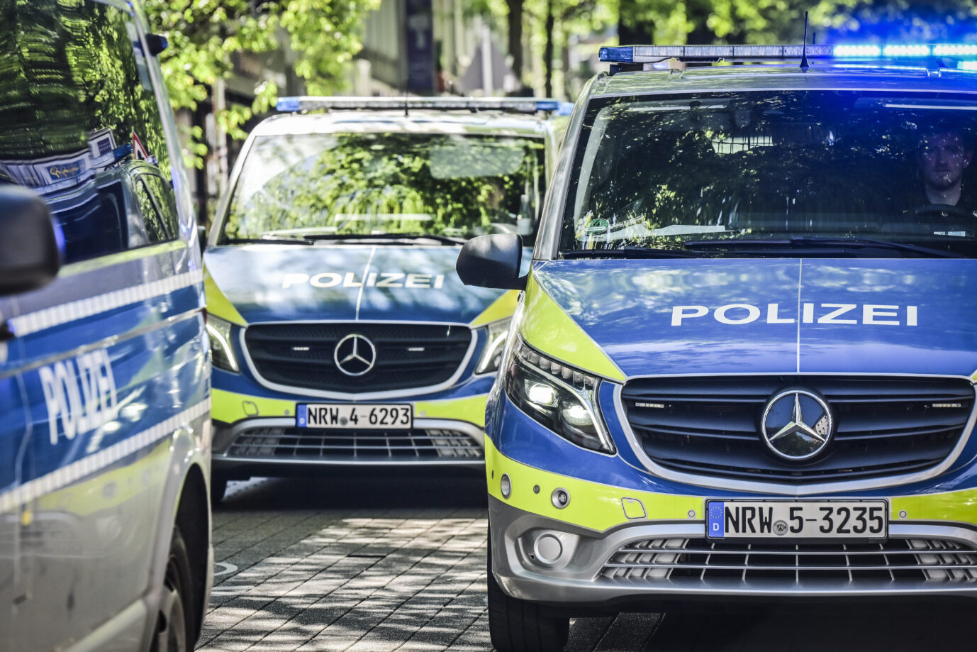 Fahrzeuge der Polizei in NRW stehen an eine Tatort – Symbolbild für den Messerangriff auf die SPD-Politikerin Iris Stalzer (SPD)