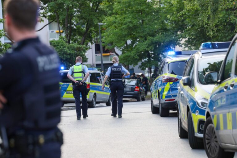 Polizisten aus NRW stehen an einem Tatort – etwa den Messerangriff auf die SPD-Bürgermeisterijn von Herdecke