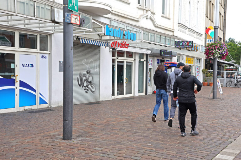 Die Zahl ausländischer Bürgergeld-Bezieher ohne Arbeitserfahrung ist seit 2016 stark gestiegen. Es geht um fast 900.000 Fälle, wie die JF aus einer Aufschlüsselung der Regierung erfuhr. „Migrantengeld“ sagt die AfD daher und fordert eine Begrenzung der Leistungen. Straßenszene in der Innenstadt von Gelsenkirchen mit geschlossenen Läden und Passanten vor einem Handyshop. Das Bahnhofsviertel im Ruhrgebiet ist für seinen hohen Anteil an Bewohnern mit Migrationshintergrund und deren Geschäftswelt bekannt. Innenstadt von Gelsenkirchen mit Geschäften und Passanten: Die Ruhrgebietsstadt steht exemplarisch für Regionen mit hohem Migrantenanteil. Foto: IMAGO / Gottfried Czepluch