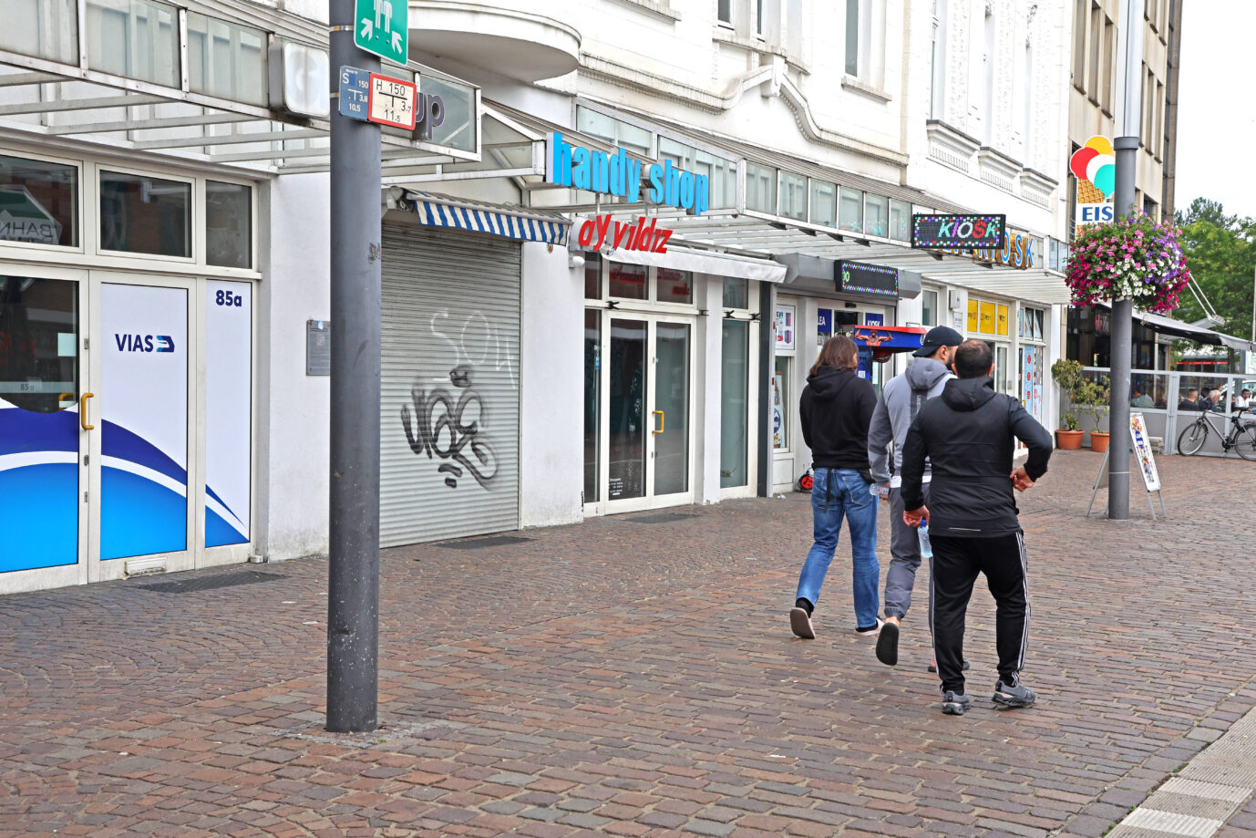 Die Zahl ausländischer Bürgergeld-Bezieher ohne Arbeitserfahrung ist seit 2016 stark gestiegen. Es geht um fast 900.000 Fälle, wie die JF aus einer Aufschlüsselung der Regierung erfuhr. „Migrantengeld“ sagt die AfD daher und fordert eine Begrenzung der Leistungen. Straßenszene in der Innenstadt von Gelsenkirchen mit geschlossenen Läden und Passanten vor einem Handyshop. Das Bahnhofsviertel im Ruhrgebiet ist für seinen hohen Anteil an Bewohnern mit Migrationshintergrund und deren Geschäftswelt bekannt. Innenstadt von Gelsenkirchen mit Geschäften und Passanten: Die Ruhrgebietsstadt steht exemplarisch für Regionen mit hohem Migrantenanteil. Foto: IMAGO / Gottfried Czepluch