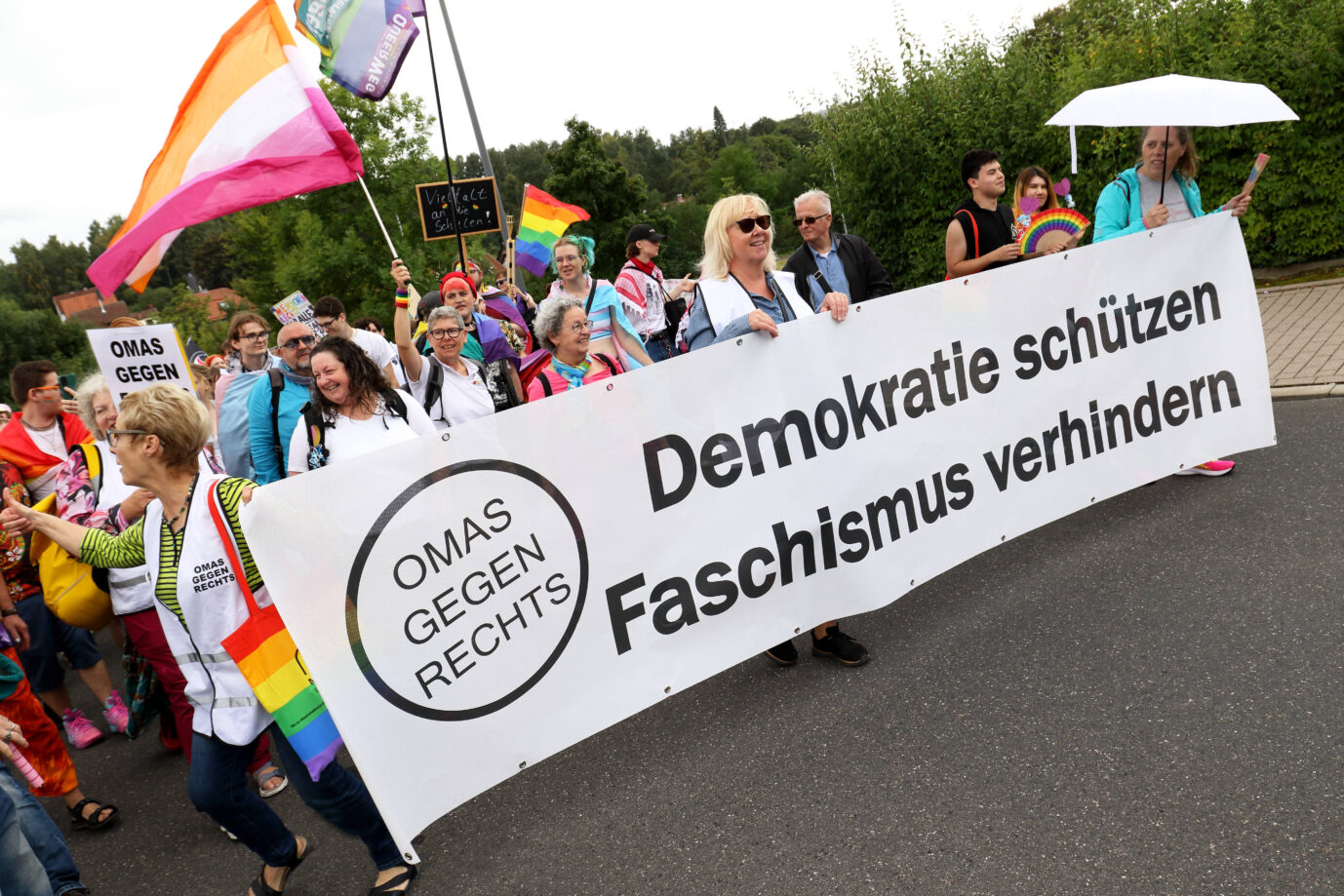 Von Steuergeldern und Demokratie leben finanzierte NGOs und Zivilgesellschaften: Omas gegen Rechts demonstrieren in Thüringen, August 2025.