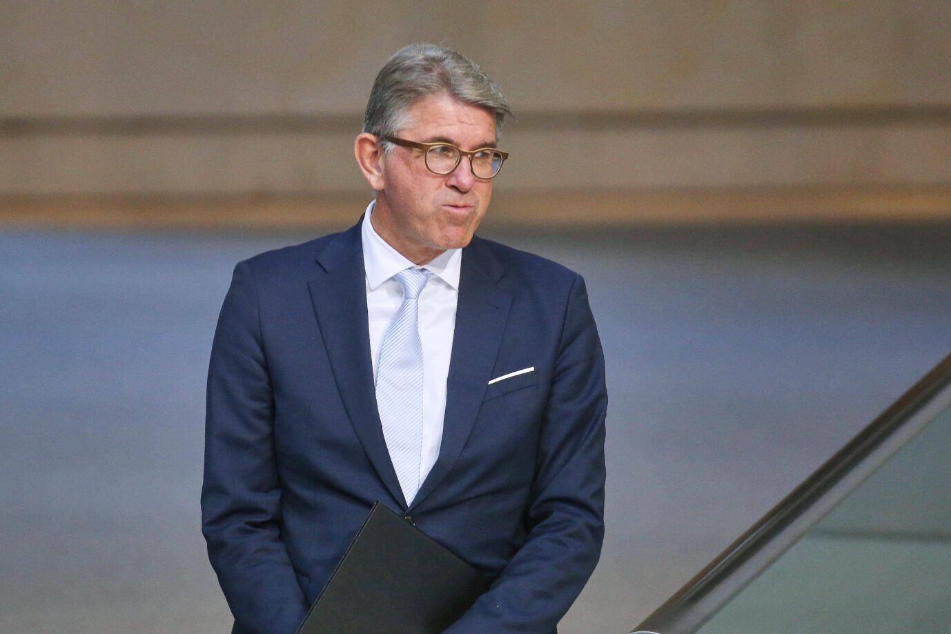 Kulturstaatsminister Wolfram Weimer trägt ein dunkelblaues Jackett und schaut etwas blöd aus der Wäsche – ob ihm nun klar wird, wie linksextrem die Jury des Deutschen Verlagspreises tatsächlich ist?
