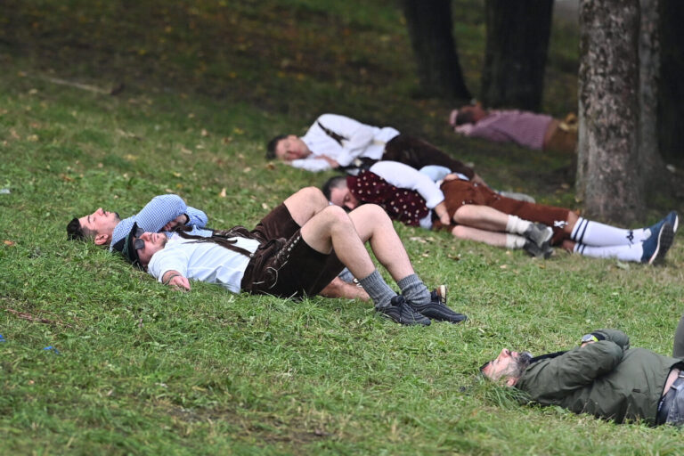 Auf dem Oktoberfest, dem größten Volksfest der Welt, schlafen Besucher ihren Rausch aus: Alkohol als Lebensmittel, Ritualtrunk und Gegenstand der Reue. Foto: IMAGO / Sven Simon
