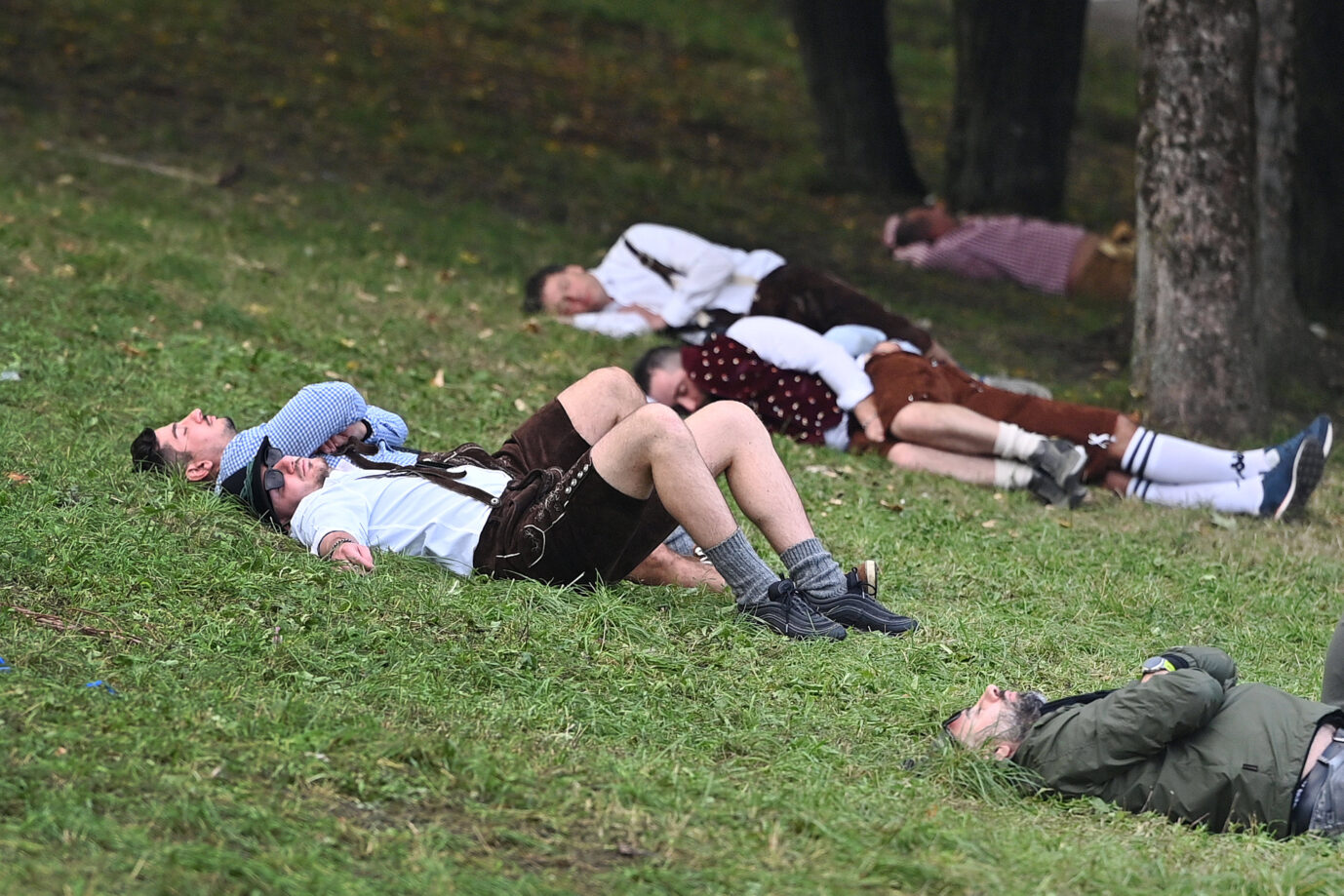 Auf dem Oktoberfest, dem größten Volksfest der Welt, schlafen Besucher ihren Rausch aus: Alkohol als Lebensmittel, Ritualtrunk und Gegenstand der Reue. Foto: IMAGO / Sven Simon