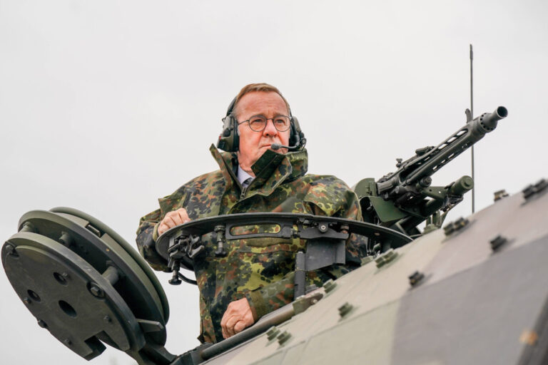 Ein Mann in Tarnuniform und mit Headset steht aus der Luke eines Schützenpanzers und blickt zur Seite. Der Panzer ist grau-grün getarnt und mit einem Maschinengewehr ausgerüstet. Aufnahme während einer Bundeswehrübung, bei der Verteidigungsminister Boris Pistorius die Truppe inspiziert. Das Bild steht im Kontext der sicherheitspolitischen Neuausrichtung Deutschlands und der militärischen Stärkung im Zuge der Zeitenwende. Bundesverteidigungsminister Boris Pistorius während einer Bundeswehrübung auf einem Schützenpanzer Schwarz-Rot einigt sich auf eine Reaktivierung der Wehrpflicht. Foto: IMAGO / STEINSIEK.CH