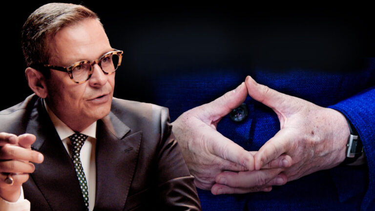 Gerald Grosz sitzt im Studio und spricht gestikulierend. Daneben sind gefaltete Hände in typischer Rautehaltung zu sehen. Das Bild steht für ein JF-TV-Interview über Grosz’ Abrechnung mit Angela Merkels Migrationspolitik und deren langfristige Folgen. Gerald Grosz im Gespräch mit der JUNGEN FREIHEIT: Zehn Jahre nach „Wir schaffen das“ zieht er Bilanz über die Ära Merkel und deren Folgen für Deutschland. Foto: Vadim Derksen/JF; verw. Bild: picture alliance/dpa/AP-Pool | Markus Schreiber