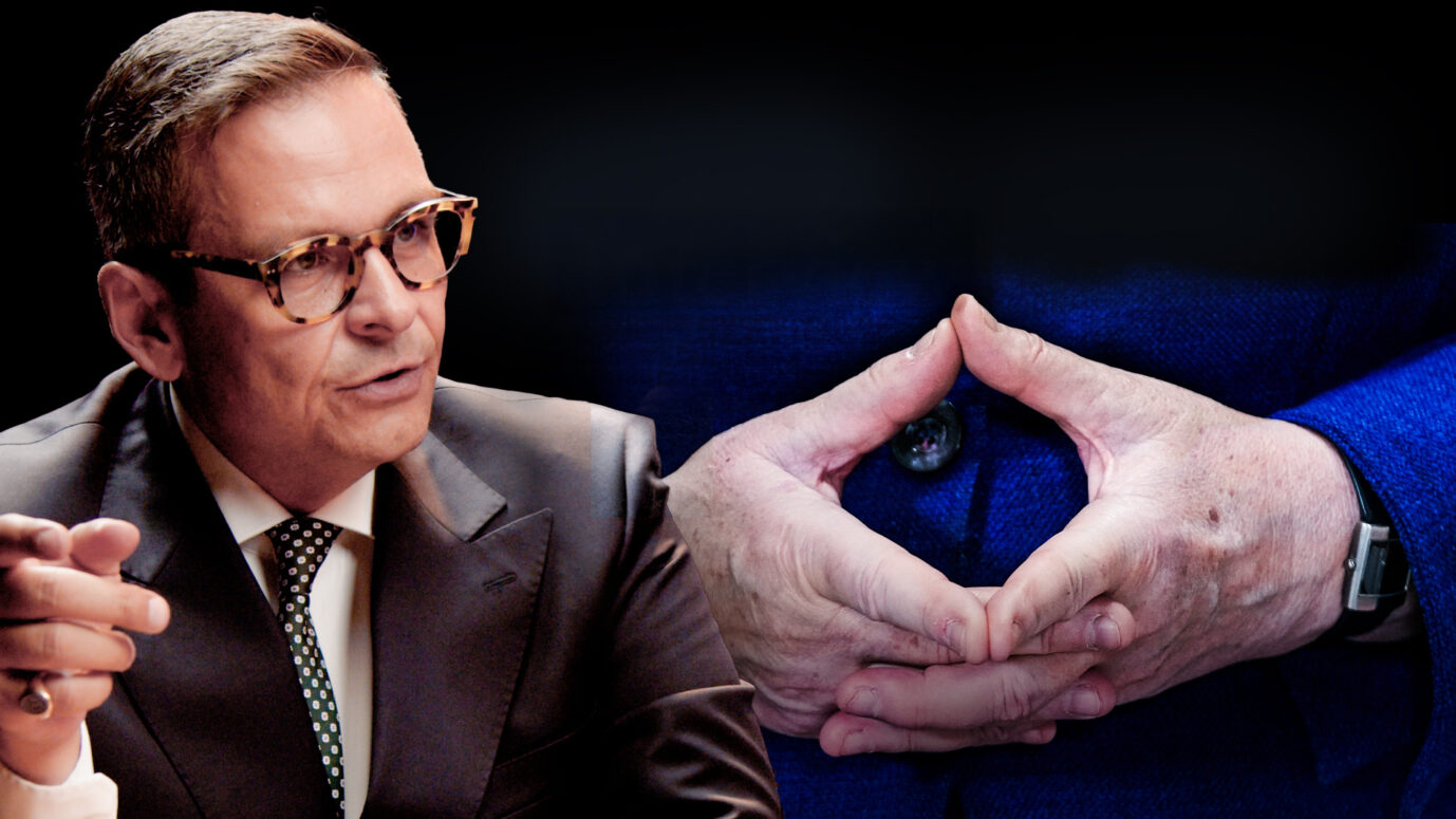 Gerald Grosz sitzt im Studio und spricht gestikulierend. Daneben sind gefaltete Hände in typischer Rautehaltung zu sehen. Das Bild steht für ein JF-TV-Interview über Grosz’ Abrechnung mit Angela Merkels Migrationspolitik und deren langfristige Folgen. Gerald Grosz im Gespräch mit der JUNGEN FREIHEIT: Zehn Jahre nach „Wir schaffen das“ zieht er Bilanz über die Ära Merkel und deren Folgen für Deutschland. Foto: Vadim Derksen/JF; verw. Bild: picture alliance/dpa/AP-Pool | Markus Schreiber