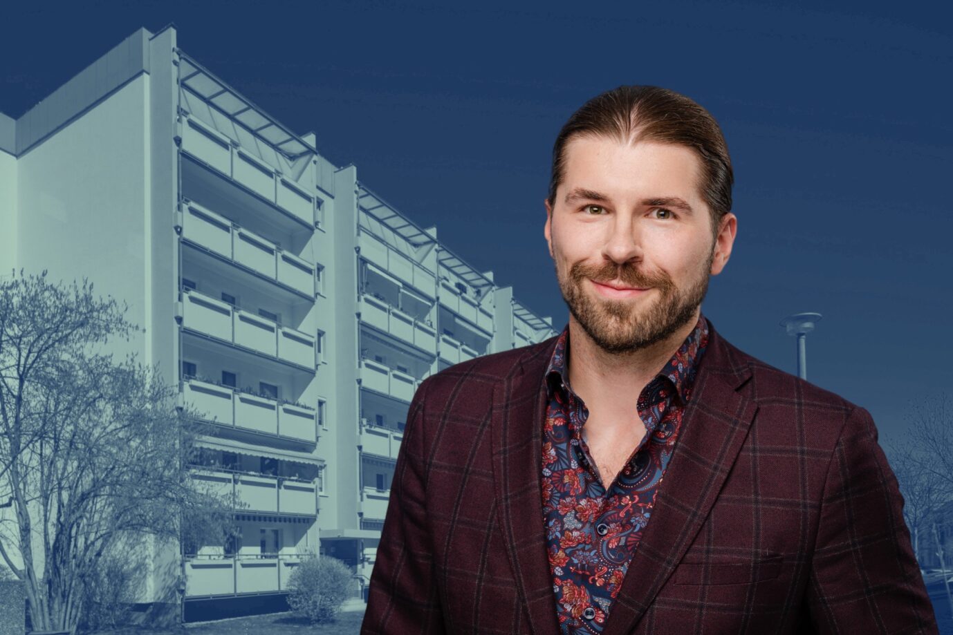 Der Videoblogger Alexander Prinz: Für ihn war der Westen einst eine andere Welt. Nun schreibt er ein Buch über den Osten, symbolisch gekennzeichnet durch einen Plattenbau-Wohnblock im Hintergrund. (Themenbild/Collage)