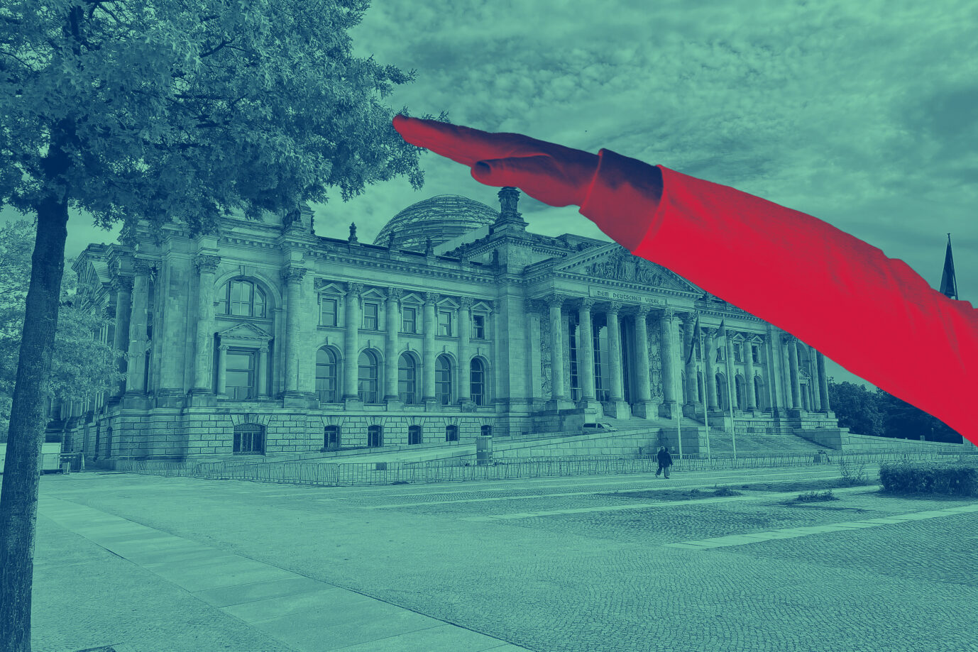 Ein ausgestreckter Arm ist vor dem Reichstagsgebäude in Berlin zu sehen. Das Bild steht im Zusammenhang mit Ermittlungen wegen eines angeblichen Hitlergrußes eines AfD-Abgeordneten, dessen Verteidigung den Vorwurf bestreitet. Ausgestreckter Arm vor dem Reichstag in Berlin: Zweifel am Vorwurf eines Hitlergrußes gegen einen AfD-Abgeordneten. Foto: Kirill Singer/JF; verw. Bilder: picture alliance / dts-Agentur | -, picture alliance/United Archives | Kindermann