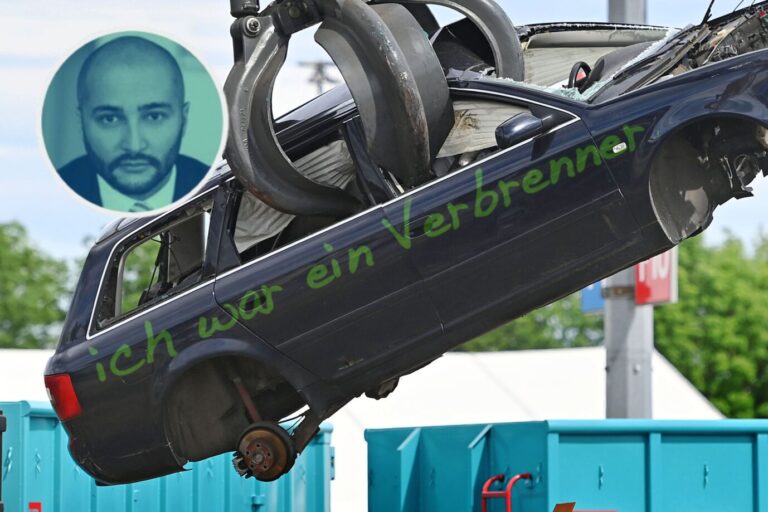 Das Bild zeigt ein verschrottetes Auto mit der Aufschrift „Ich war ein Verbrenner.“