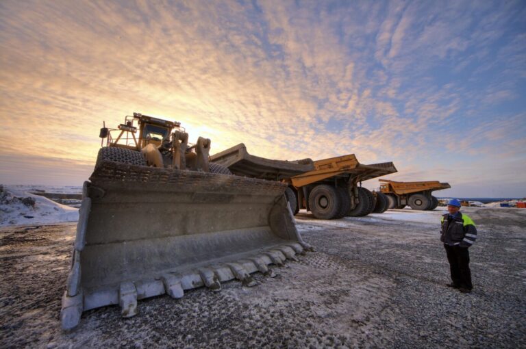Die Gewinnung Seltener Erden hat in China seit Jahrzehnten giftige Emissionen und schwere Gesundheitsschäden verursacht. Europa will sich davon lösen, doch Projekte von Kiruna bis Luleå stehen erst am Anfang. Ob die EU ihre Abhängigkeit wirklich verringern kann. Radlader in einer Grube bei Gällivare: In Nordschweden laufen Vorbereitungen für eine eigene Wertschöpfung bei kritischen Rohstoffen. Foto: picture alliance / imageBROKER | Thomas Krämer