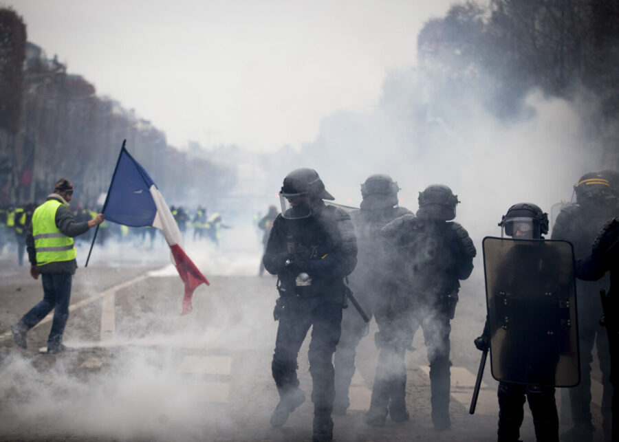 Demonstranten und Polizisten stehen sich in Tränengasschwaden gegenüber: Frankreich steuert auf einen Bürgerkrieg zu (Archivbild).