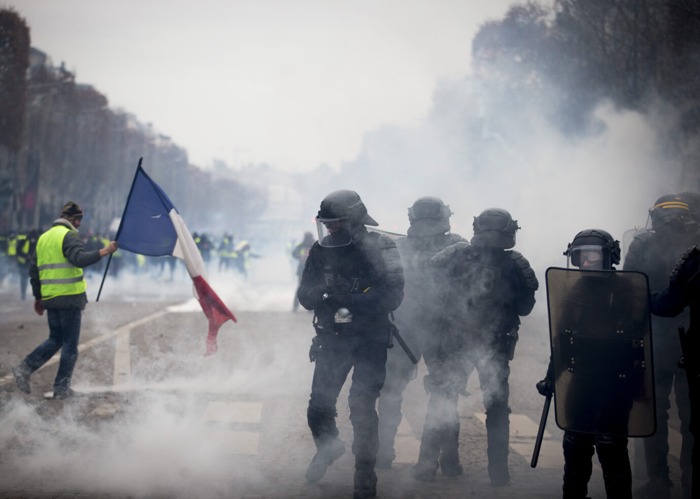 Demonstranten und Polizisten stehen sich in Tränengasschwaden gegenüber: Frankreich steuert auf einen Bürgerkrieg zu (Archivbild).