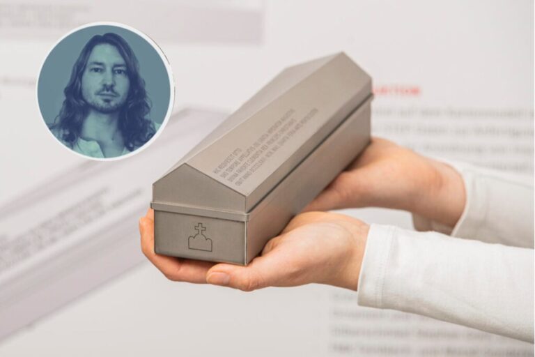 Ein grauer Quader mit Inschriften liegt in der Hand einer Person - es handelt sich um das Modell für den kommenden Sarg Kaiser Ottos des Großen.