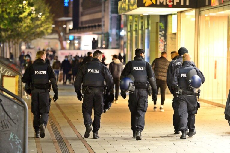 Polizisten patrouillieren nach Einbruch der Dunkelheit durch die Frankfurter Zeil.