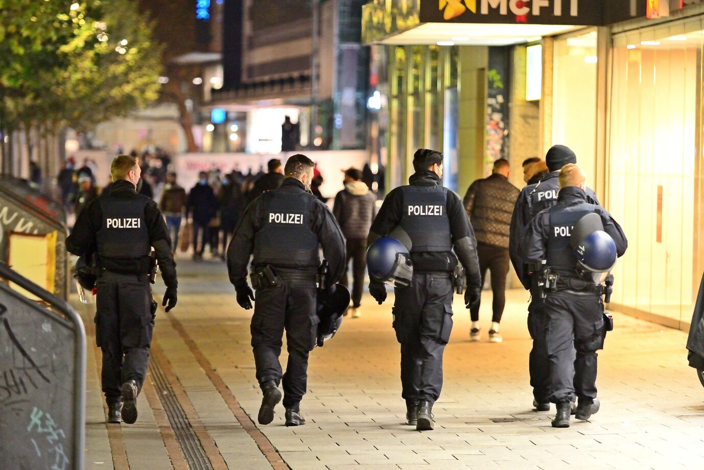 Polizisten patrouillieren nach Einbruch der Dunkelheit durch die Frankfurter Zeil.