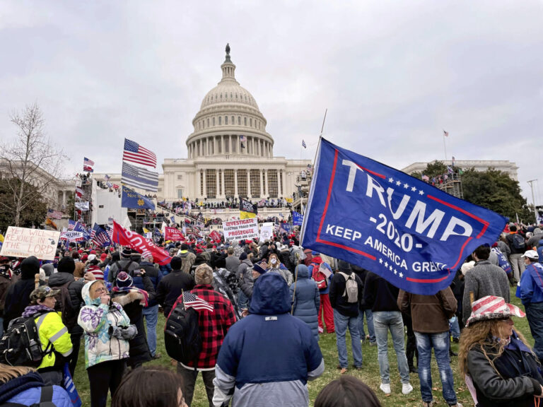 Hat auch der deutsche öffentlich-rechtliche Rundfunk Trumps Rede vor dem Sturm auf das Kapitol manipuliert? Foto: picture alliance / ASSOCIATED PRESS | Hiroshi Tajima
