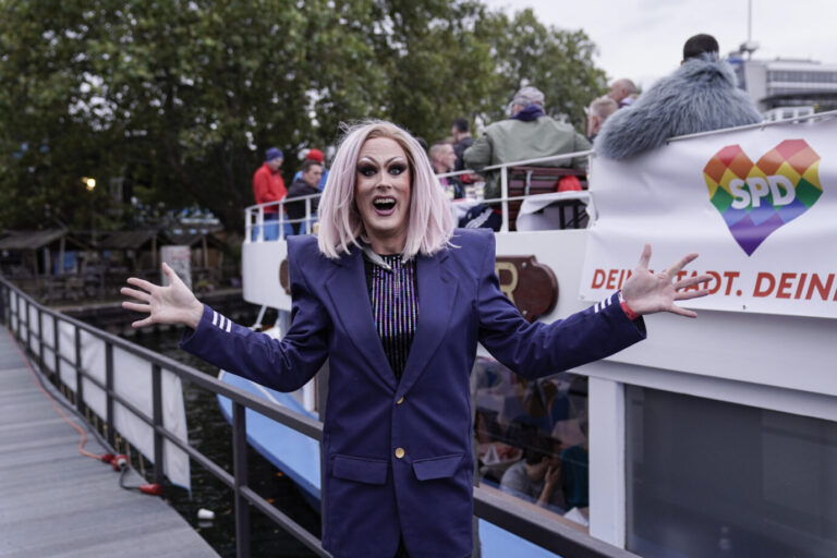 Berlin Jurassica Parka, Moderatorin der SPD-Berlin-Veranstaltung „CSD für den Wahlkampf für das Abgeordnetenhaus“ auf der Spree auf der MS Ernst Reuter. Die Dragqueen wurde bereits wegen der Verbreitung von Kinderpornographie verurteilt. „Jurassica Parka“ beim Wahlkampf für die Sozialdemokraten: Innensenatorin Iris Spranger (SPD) ist „stinksauer“. Foto: Foto: picture alliance / Flashpic | Jens Krick