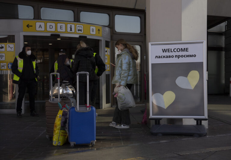 "Welcome" steht in Englisch und Ukrainisch auf einem Schild am früheren Flughafens Tegel in Berlin. Auf dem Gelände des ehemaligen Airports stehen 500 Schlafplätze für ankommende Kriegsflüchtlinge aus der Ukraine zur Verfügung. Die Unterbringung in Tegel ist nur für kurze Zeit gedacht. Gleichzeitig wird auf dem Gelände des Flughafens weiterhin so schnell wie möglich ein neues Ankunftszentrum für Kriegsgeflüchtete aus der Ukraine errichtet. Dort sollen dann die ankommenden Geflüchteten versorgt, verpflegt und registriert werden.