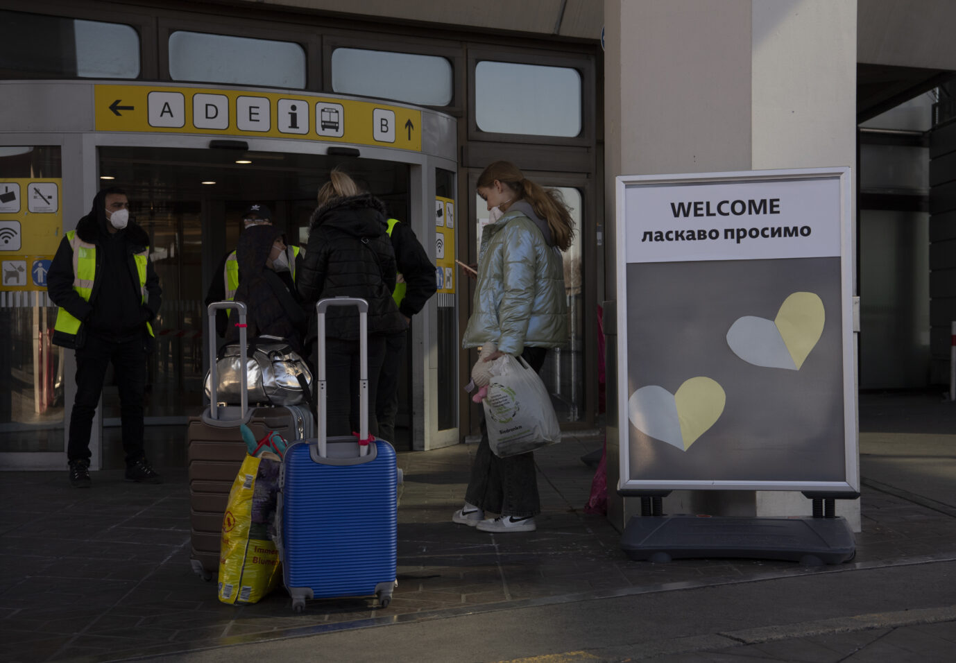 "Welcome" steht in Englisch und Ukrainisch auf einem Schild am früheren Flughafens Tegel in Berlin. Auf dem Gelände des ehemaligen Airports stehen 500 Schlafplätze für ankommende Kriegsflüchtlinge aus der Ukraine zur Verfügung. Die Unterbringung in Tegel ist nur für kurze Zeit gedacht. Gleichzeitig wird auf dem Gelände des Flughafens weiterhin so schnell wie möglich ein neues Ankunftszentrum für Kriegsgeflüchtete aus der Ukraine errichtet. Dort sollen dann die ankommenden Geflüchteten versorgt, verpflegt und registriert werden.