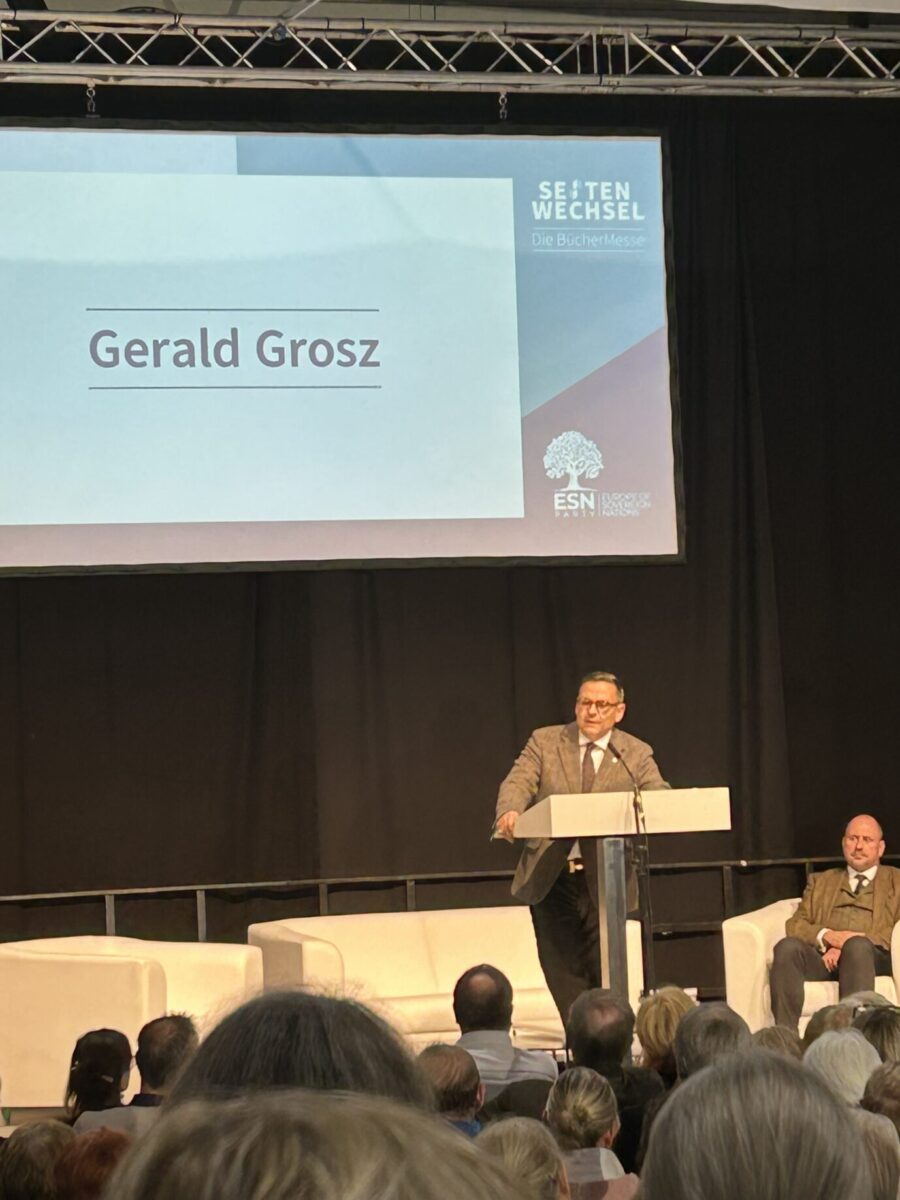 Gerald Grosz auf der Bühne.